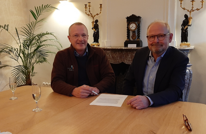 Ondertekening erfpachtakte Oudheidkamer